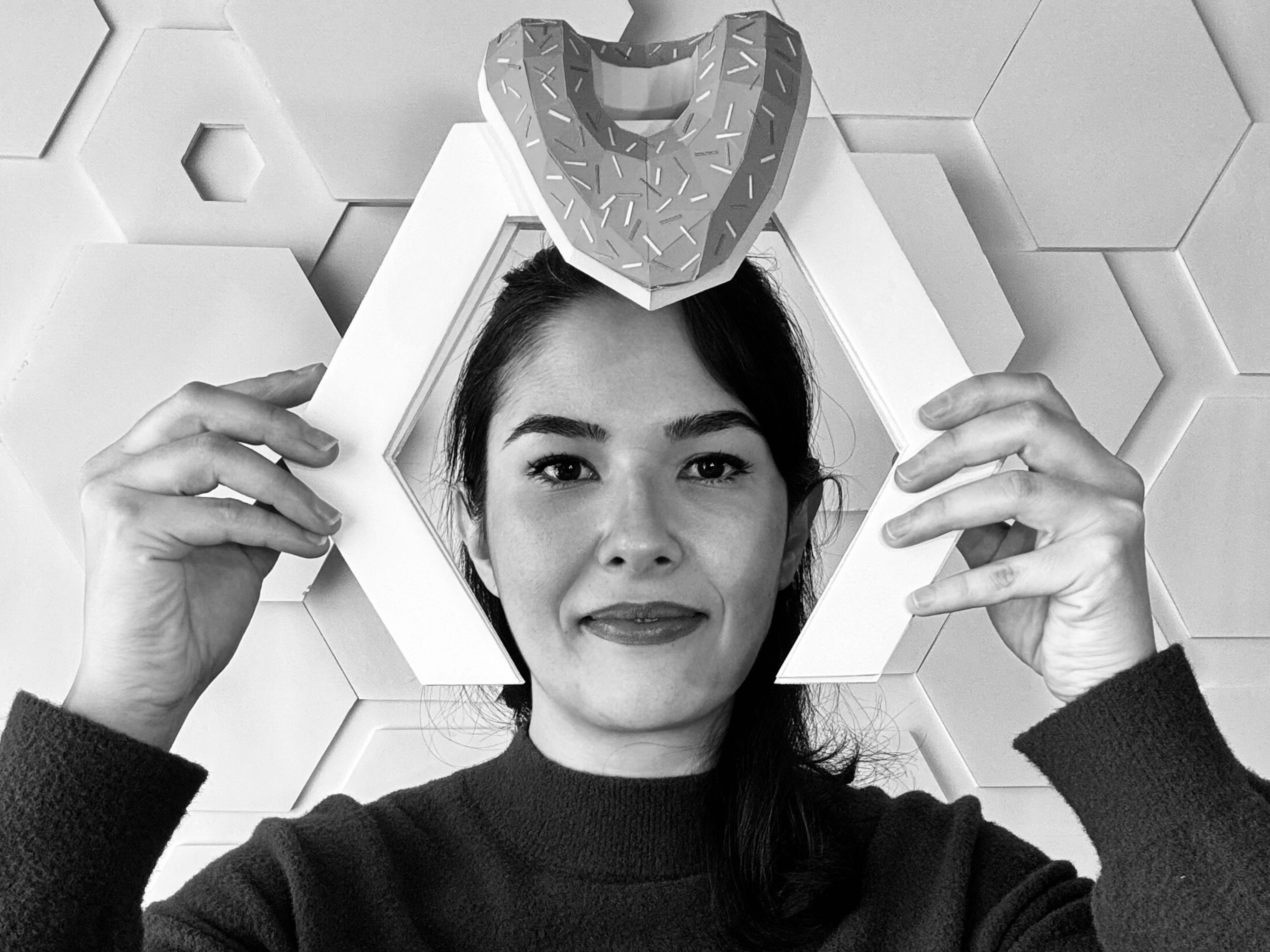 Fernanda Micocci tenant des sculptures de papier g&eacute;om&eacute;triques