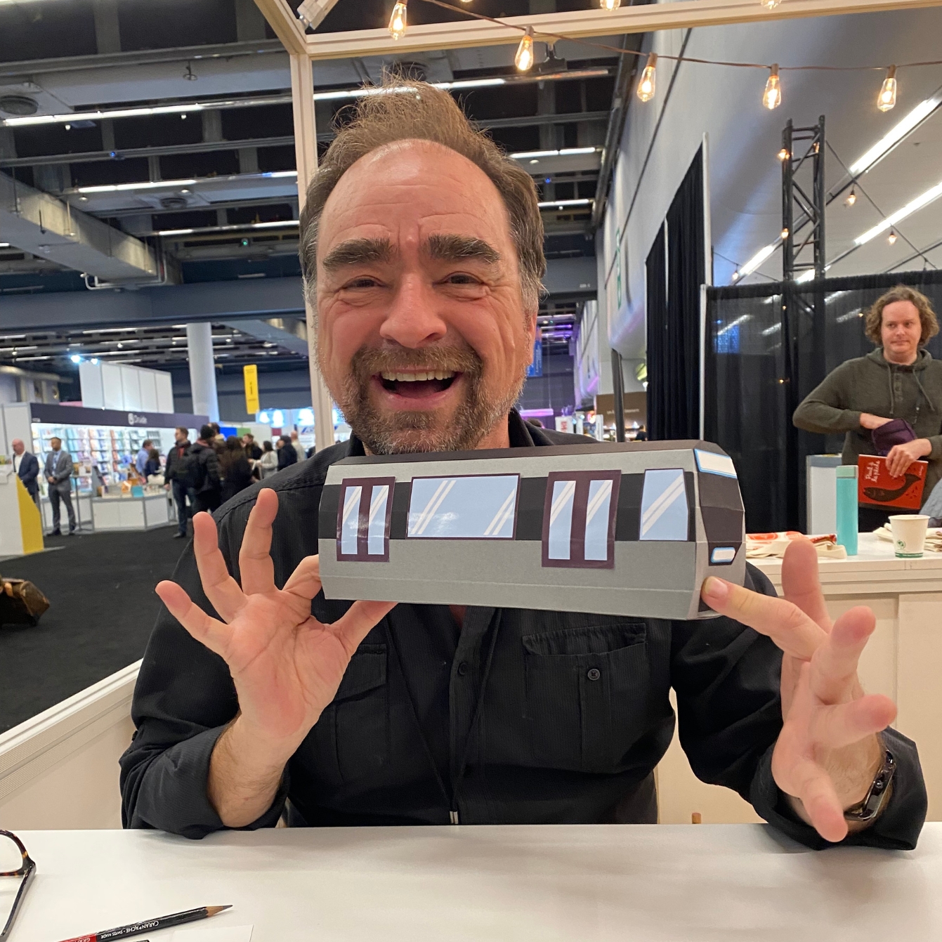 Participant présentant une création inspirée du métro
