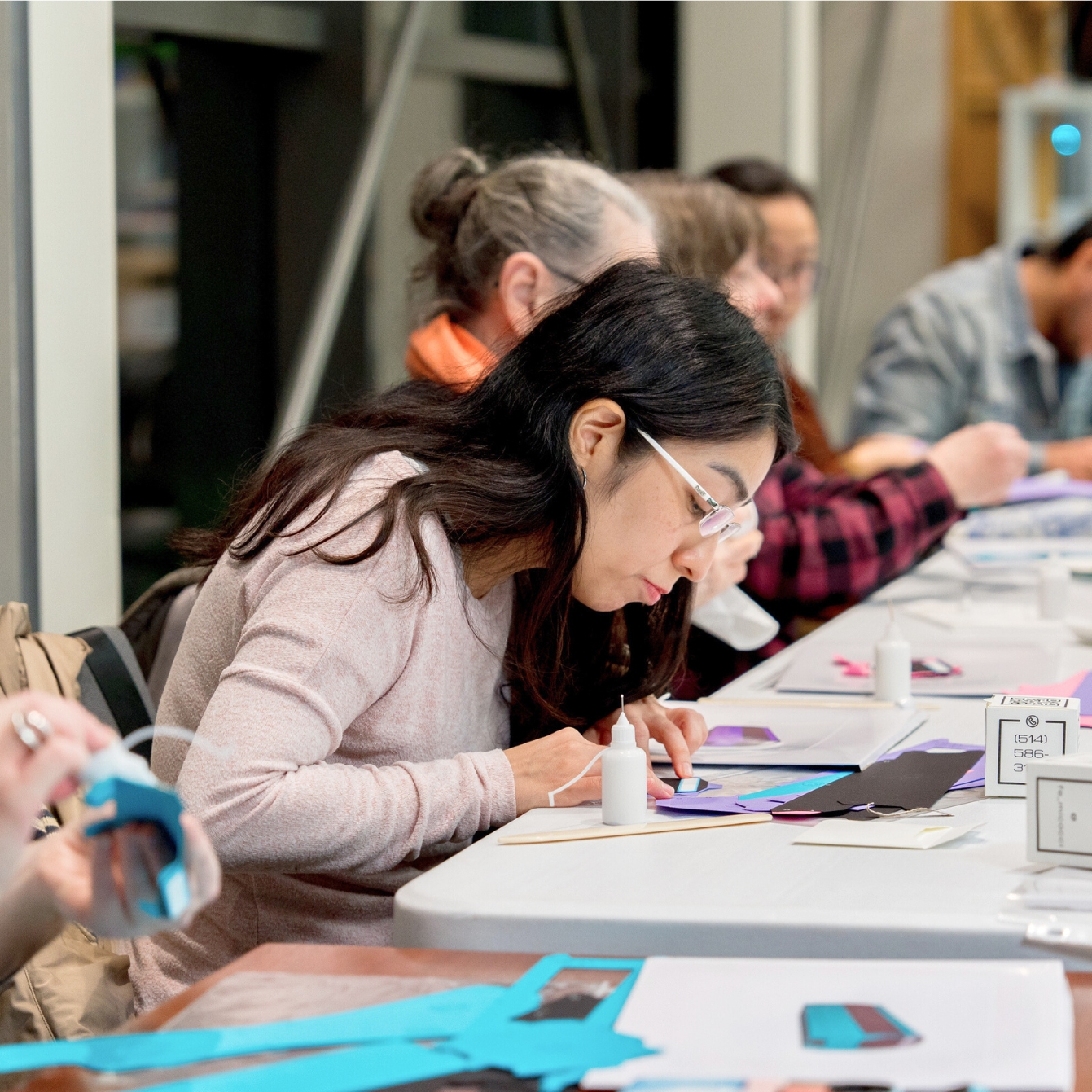 Participante travaillant sur une création en papier