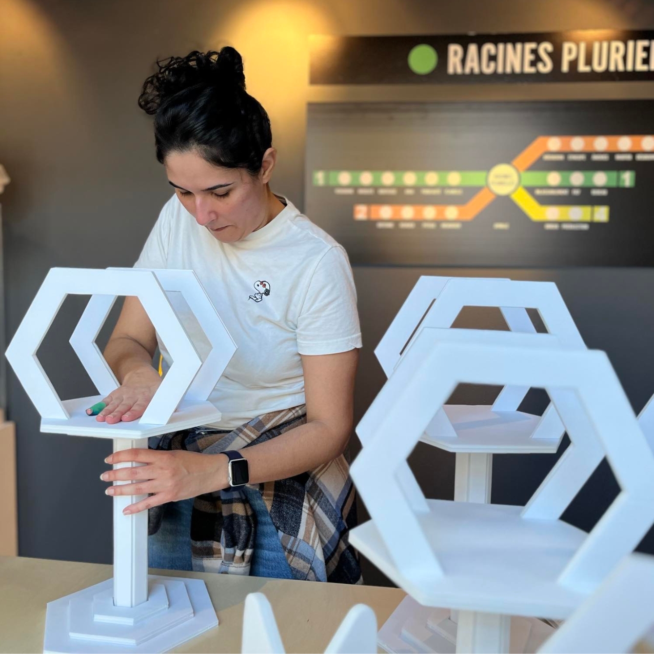 Assemblage d’une structure blanche pour l’exposition Racines plurielles