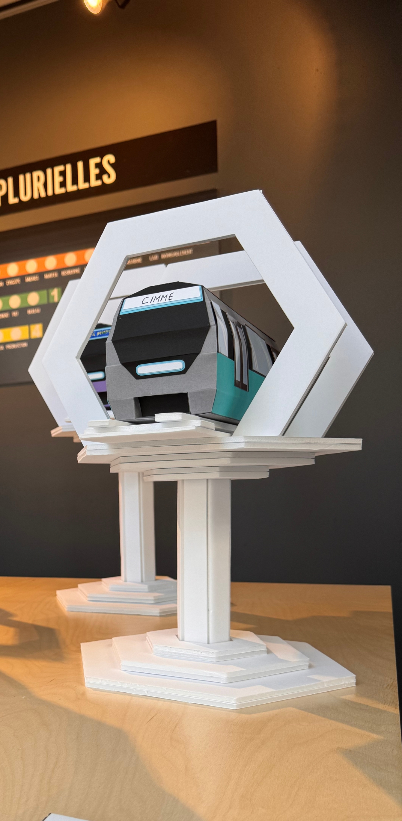 Sculpture de métro en papier présentée dans l’exposition Racines plurielles